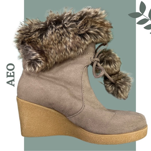 AEO Brown Women’s Wedge Heel Winter Boot Faux Fur Pom Pom Size 9.5 - Picture 2 of 7